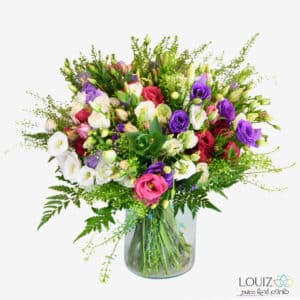 זר מיס ליזי שלנו, מורכב משלושה צבעי ליזיאנטוס המלאים בפרחים לוקח את שלב הריגוש צעד אחד קדימה, בשילוב ירק יוקרתי, יפה ומבריק