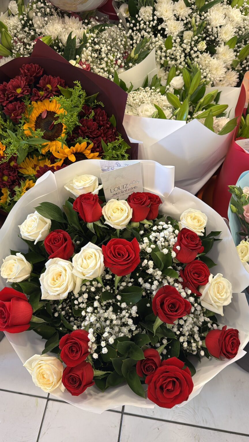 זר ורדים אדומים ולבנים מדהים