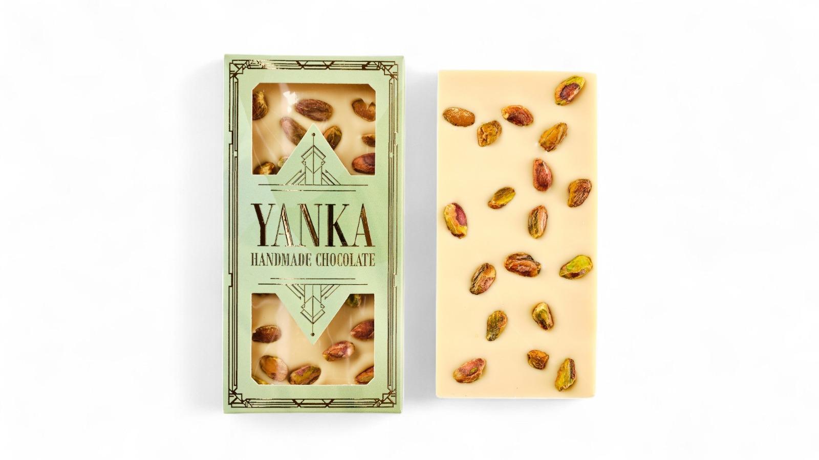 שוקולד לבן בלגי בתוספץ פיסטוק שלם טבעי במשקל 100 גרם.