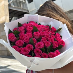 זר ורדים בצבעי ורוד פוקסיה