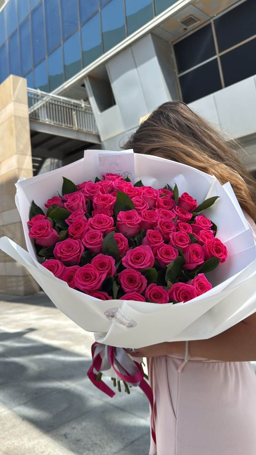 זר ורדים בצבעי ורוד פוקסיה