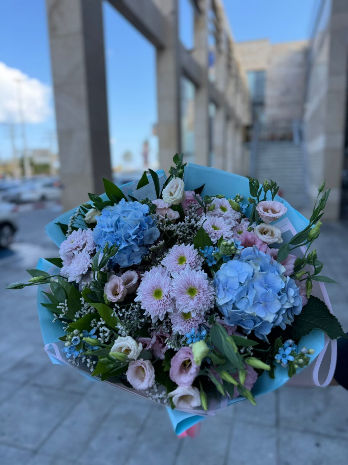 זר הורטנזיה משולב ליזי וחרציות