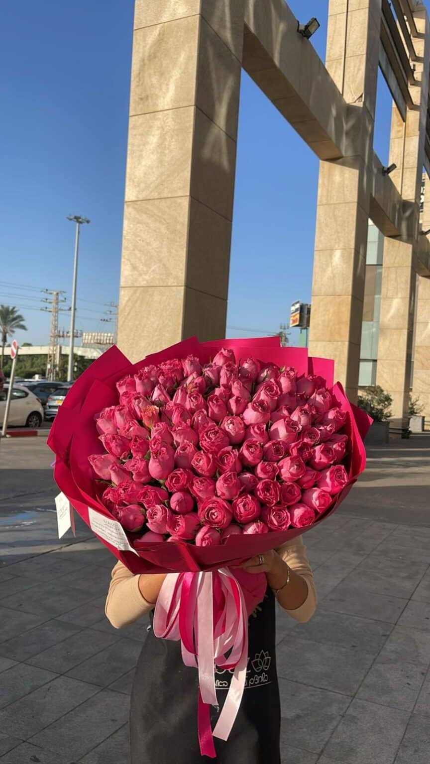 זר ורדים ורוד בזוקה