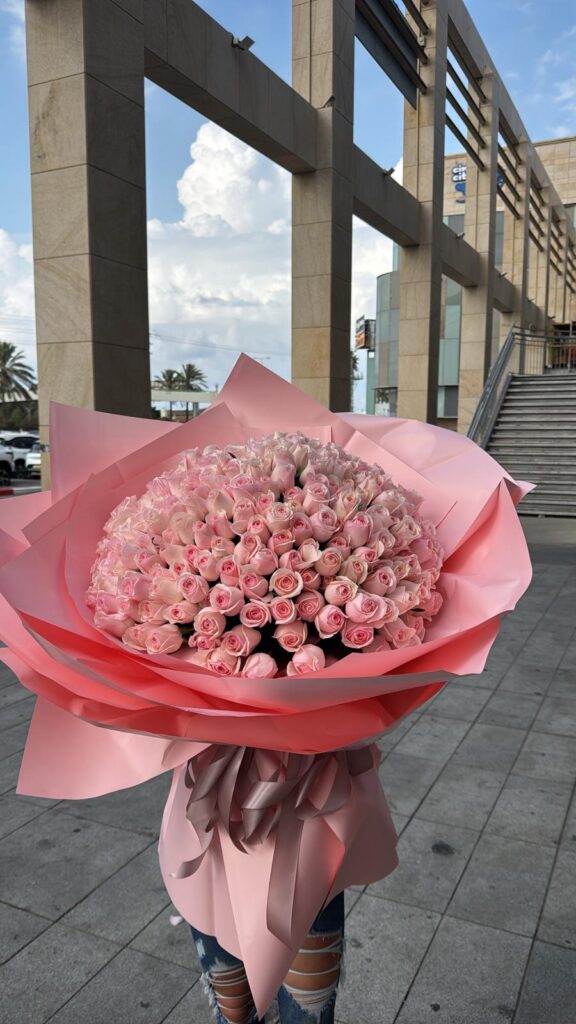 זר ורדים ורודים טיטאניק – פרימיום ענקי ומפואר