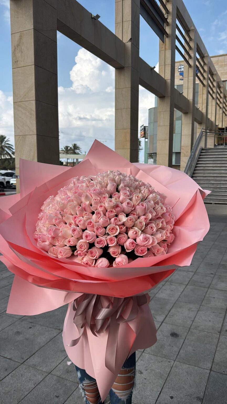 זר ורדים ורודים טיטאניק – פרימיום ענקי ומפואר