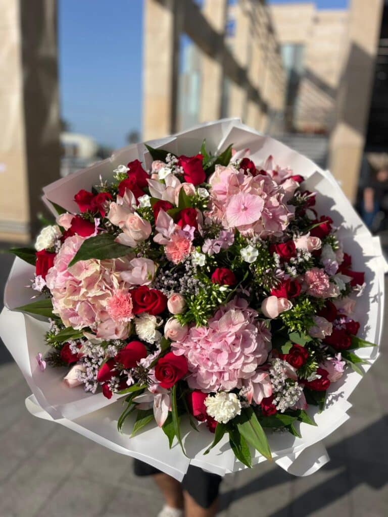 זר הורטנזיות ורודות בשילוב ורדים אדומים, ורדים ורודים ופרחי העונה