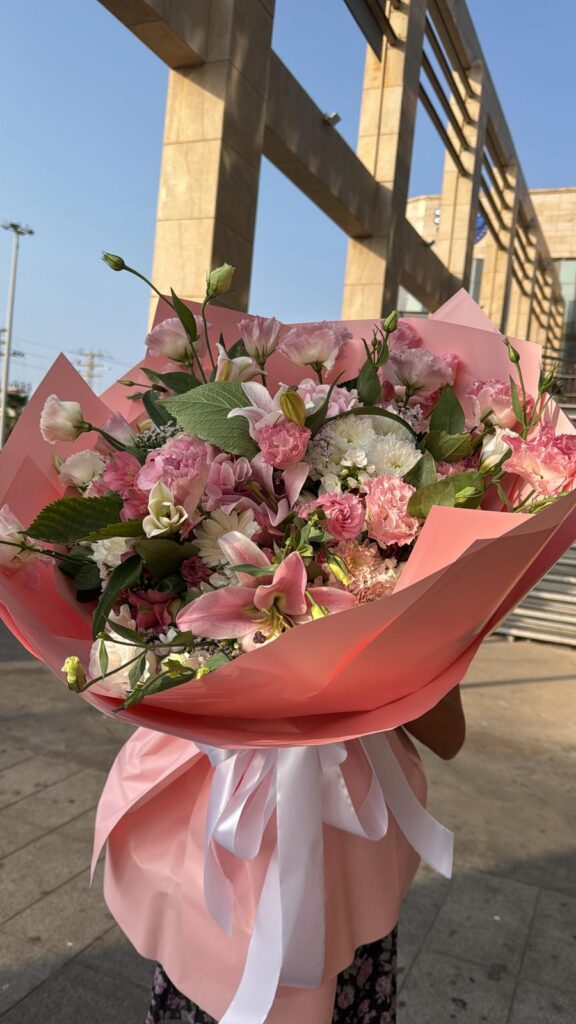  זר פרחי יוקרה – ליליות וורדים בעיצוב מהודר