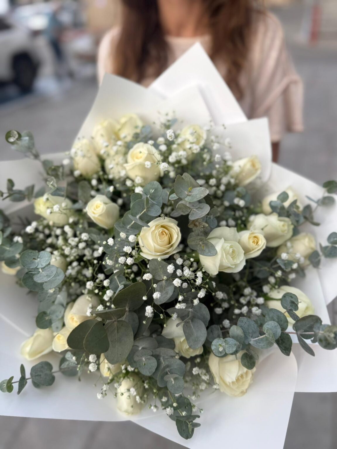 ורדים לבנים ואקליפטוס רייחני