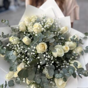 ורדים לבנים ואקליפטוס רייחני