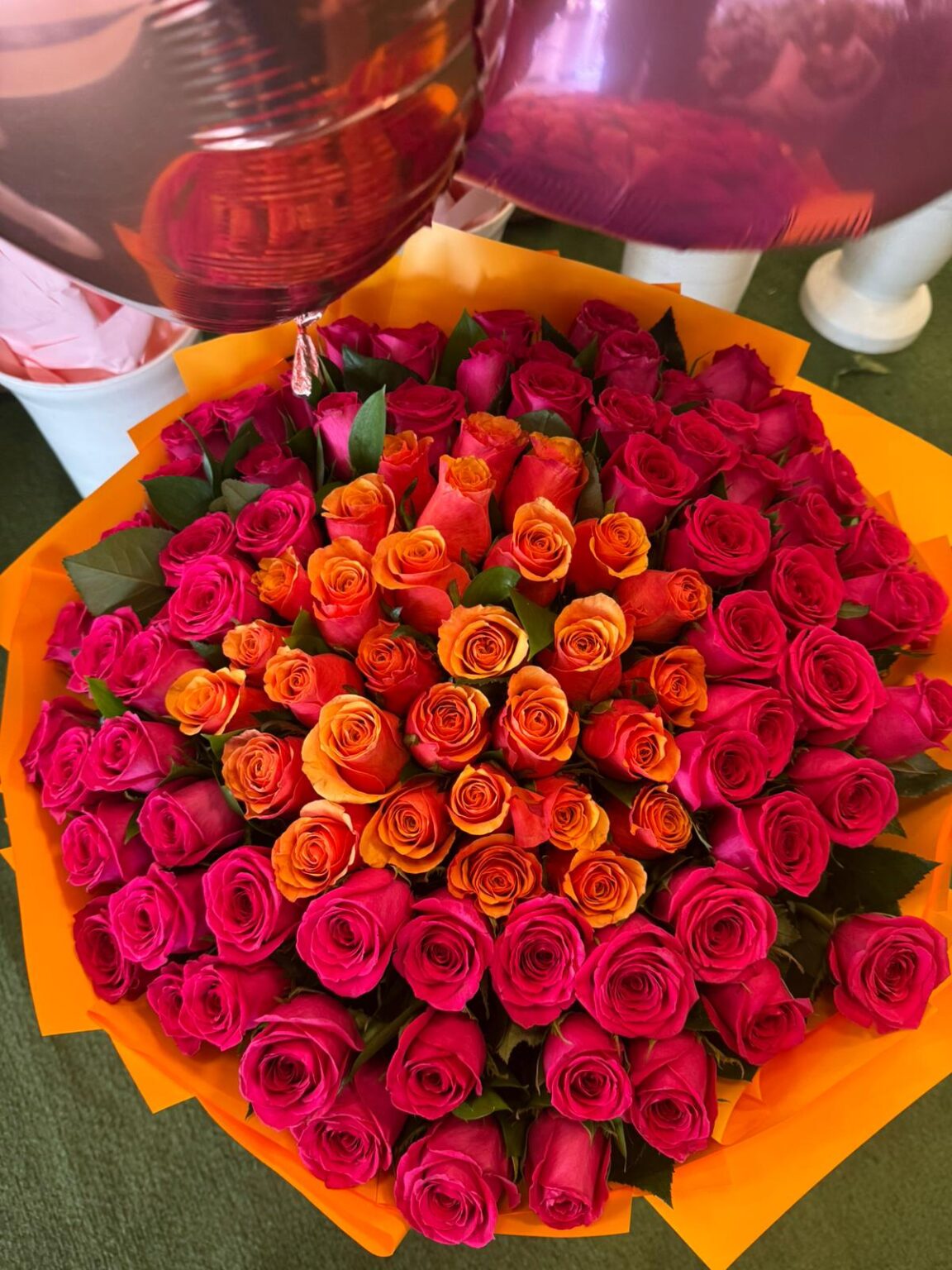 זר ורדים פקוסיה וכתום פרימיום