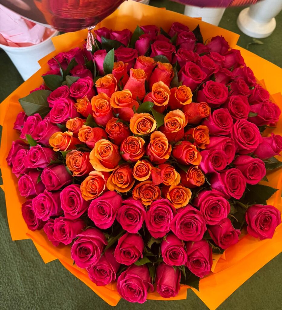 זר ורדים פקוסיה וכתום פרימיום