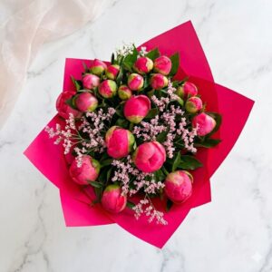 זר פיונים גדולים בצבע ורוד בזוקה